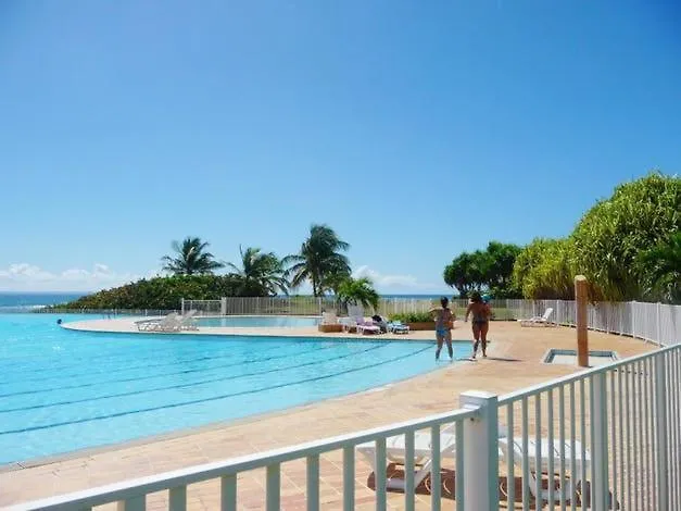 Jolie studio meublé avec petite vue mer Saint-Francois  Apartamento